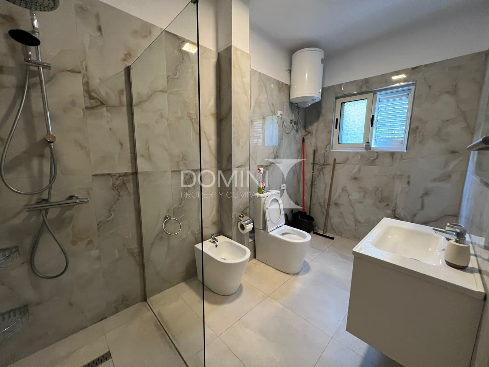 JEPET ME QIRA APARTAMENT 2+1 PRANË SPITALIT TË QSUT – RRUGA BARDHYL
