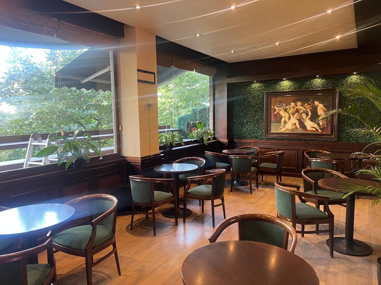 Shitet Njësi Biznesi | 81.4 m² | Rruga e Dibrës | Ideale për Bar, Wine Bar ose Biznese Shërbimi