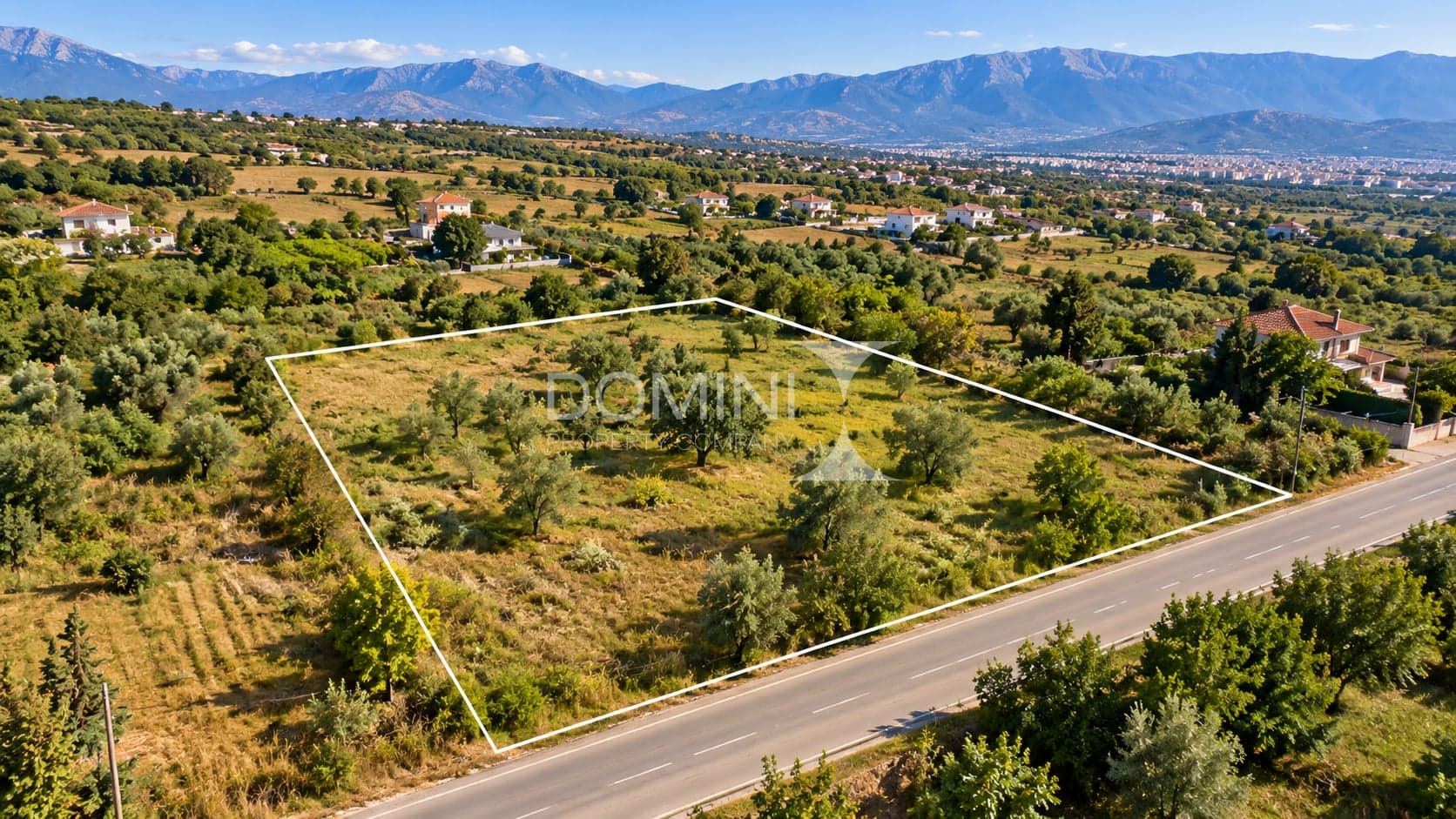 Shitet Tokë Buzë Rrugës Kryesore Në Vishaj