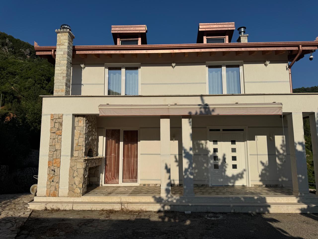 Vile 3- katëshe për Shitje ne Surrel!