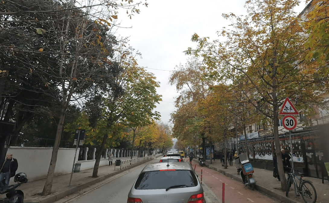 AMBIENT BIZNESI PER QIRA PRANE GJIMNAZIT PETRONINI!