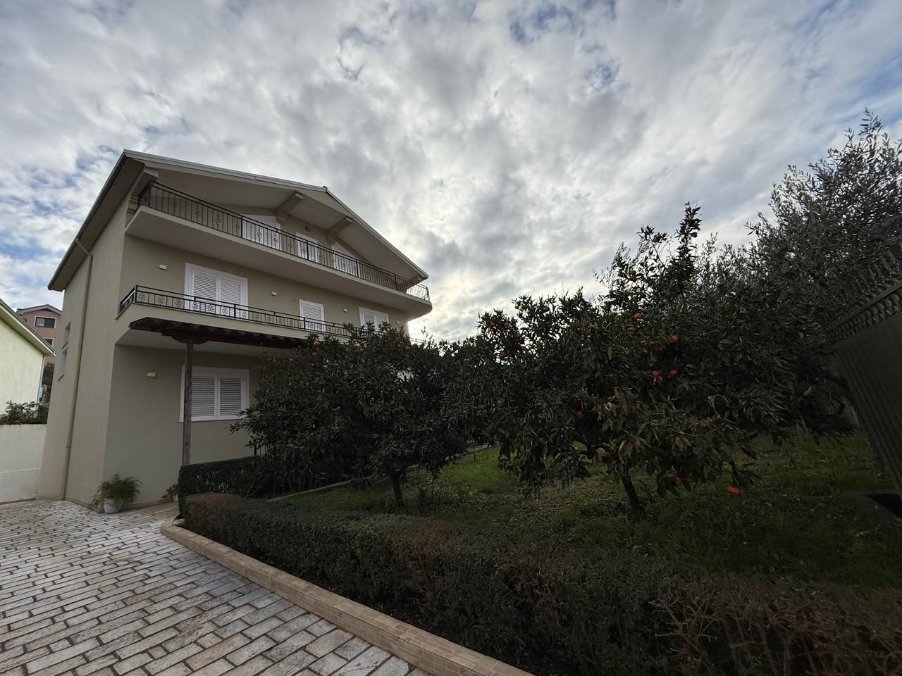 Shitet vilë 3-katëshe – Vaqarr