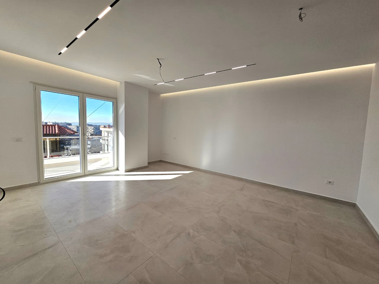 SHESIM APARTAMENT 2+1+2 , NE ZONEN E FRESKUT – FIZIKA BERTHAMORE, TOTALISHT I RINOVUAR