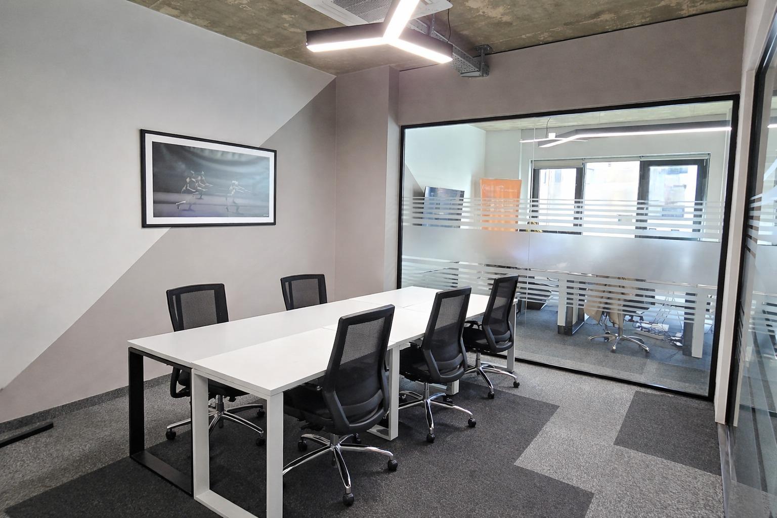 JAPIM ME QIRA NJESI AMBIENT ZYRE PRANE RRUGES SE KOSOVAREVE.