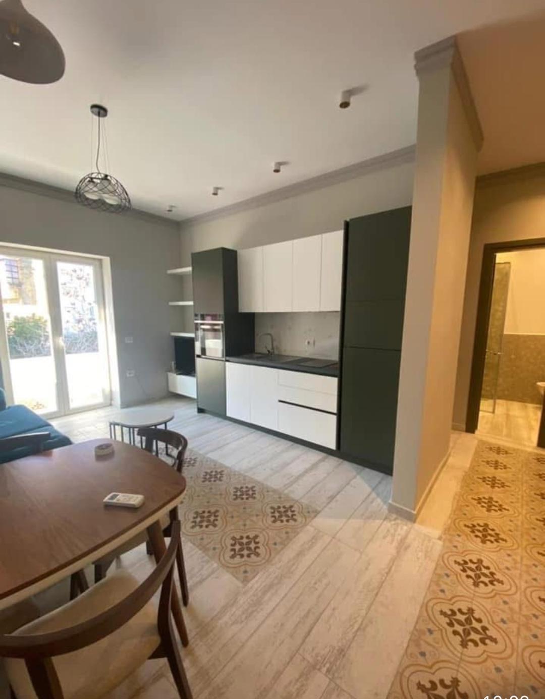 Apartament 2+1 per qira prane hotel Colosseut rruga e Durrësit