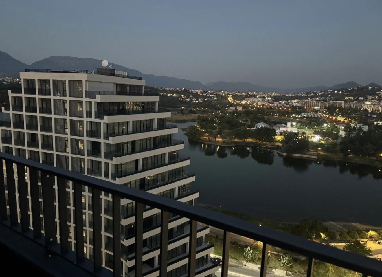 Shitet Super Apartament 3+1+2 + Verandë Tek Lake View