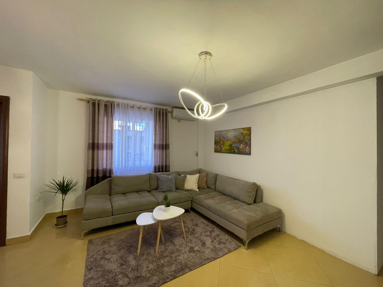 Apartament me qira 2+1 ne qender te Tiranes!