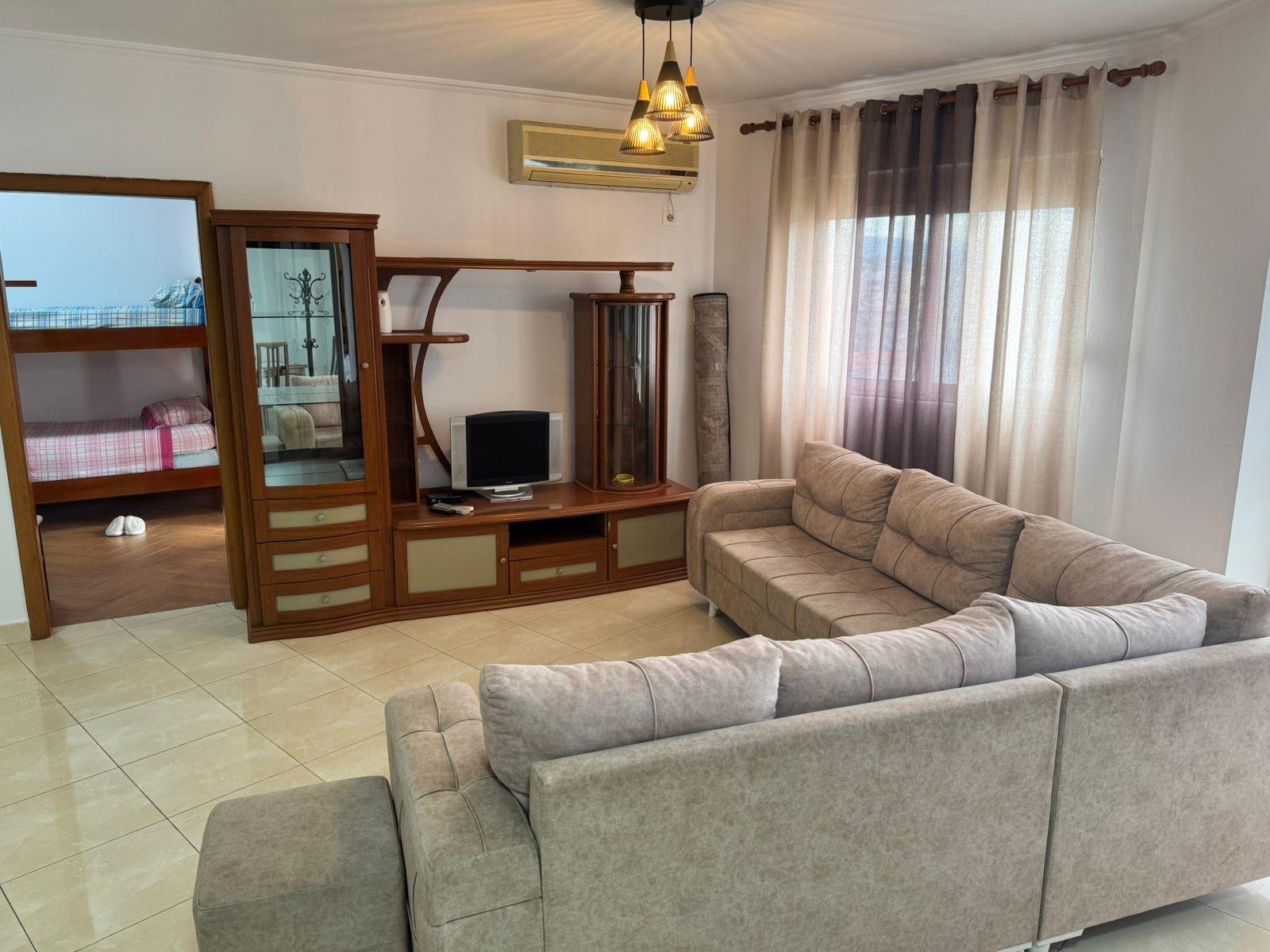 Apartament 2+1 per Qira prane Rruges se Barrikadave!